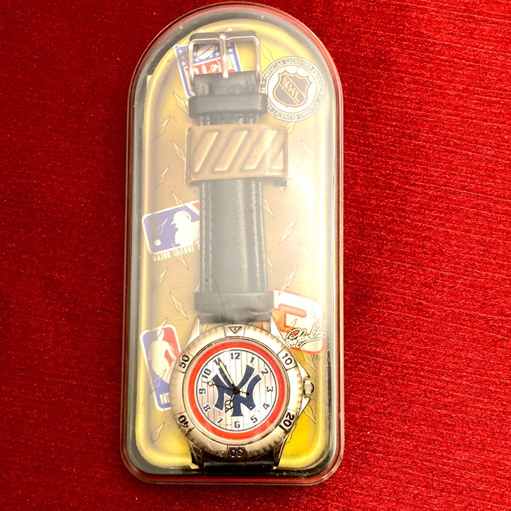 MLB NEW YORK YANKEE’S WATCH WITH BLACK LEATHER BAND